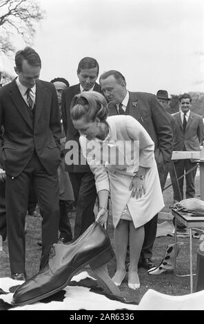 Königin Juliana 58 Jahre, entreißet im Palast Soestdijk, Prinzessin Irene, Prinz Carlos Hugo und Prinz Claus bewundern das Outdoor-Modell Schuh Datum: 1. Mai 1967 Ort: Soestdijk, Utrechter Schlüsselwörter: Defiles, Queen-Tage, Königshaus persönlicher Name: Carlos Hugo, Prinz, Claus, Prinz, Irene, Prinzessin Stockfoto