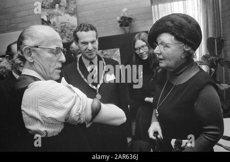 Königin Juliana blickt in Zwammerdam auf den Ort, an dem ein römisches Schiff ausgegraben wird Königin Juliana blickt auf ein römisches Armband, im Hintergrund Bürgermeister R.M. Gallas Datum: 24. Januar 1974 Ort: Zuid-Holland, Zwammerdam Schlüsselwörter: Archäologie, Armbänder, Bürgermeister, Königinnen, Ausgrabungen persönlicher Name: Gallas, Robert, Juliana, Königin Stockfoto