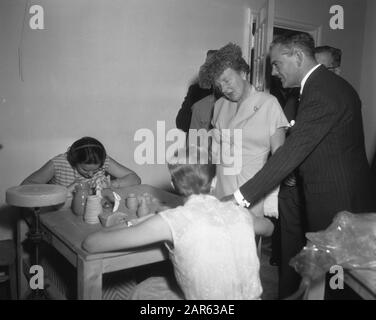 Königin Juliana besucht das Blindeninstitut in Huizen Datum: 10. Oktober 1958 Ort: Wohnungen, Noord-Holland Schlüsselwörter: Königin Personenname: Juliana (Königin Niederlande), Juliana, Königin Stockfoto