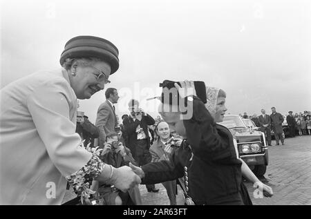 Königin Juliana besucht Urk. Klaas Ras (5 Jahre) begrüßt Ihre Majestät Datum: 11. Mai 1968 Ort: Flevoland, Urk Schlüsselwörter: Jungs, Besuche, Königinnen persönlicher Name: Juliana (Königin Niederlande) Stockfoto