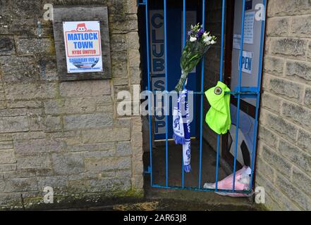 Tribute verließen den Matlock Town Football Club, nachdem Fußballer Jordan Sinnott am Samstag kurz vor 18 Uhr im Krankenhaus gestorben war. Ein 21-jähriger Mann wurde wegen Mordverdachts festgenommen, nachdem der 25-jährige Fußballer nach einem Überfall in Nottinghamshire gestorben war. Stockfoto