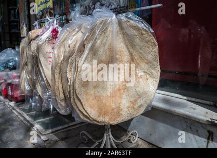 Lavash iranische flache Brot im Shop in Kashan, Hauptstadt von Kashan County von Iran Stockfoto