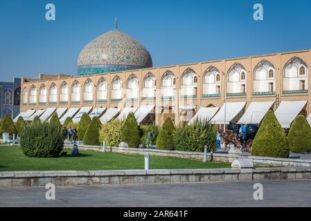 Naqsh-e Jahan Platz (Imam Platz, Formlerly Shah-Platz) im Zentrum von Isfahan im Iran. Zeigen Sie mit Kuppel des Sheikh Lotfollah-Moschee an Stockfoto