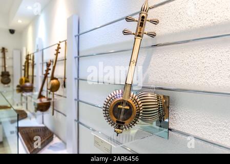Traditionelle iranische verneigte Saiteninstrument namens Kamancheh im Museum für Musikautomaten, Hommage an Irans Musiktraditionen in Isfahan, Iran Stockfoto