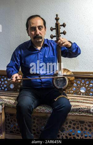 Man spielt Kamancheh Instrument während Consert für Besucher im Museum für Musikautomaten, Hommage an Irans Musiktraditionen in Isfahan im Iran Stockfoto