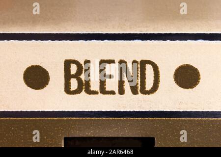 Makro-Nahaufnahme der Blending-Taste im Vintage-Mixer. Stockfoto