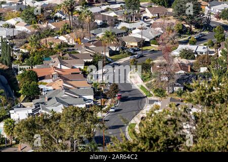 Blick auf die Berge und kurvenreiche Vorortstraßen im Nordosten des San Fernando Valley in Los Angeles, Kalifornien. Stockfoto