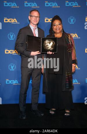 Los Angeles, Ca. Januar 2020. Spike Jonze, Diane Amos, bei den 72. Jährlichen DGA Awards - Presseraum im Ritz-Carlton in Los Angeles, Kalifornien am 25. Januar 2020. Kredit: Faye Sadou/Media Punch/Alamy Live News Stockfoto