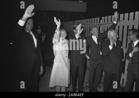 Königin Juliana und Prins Bernhard verlassen Schiphol nach Thailand und Indonesien Datum: 23. August 1971 Ort: Noord-Holland, Schiphol persönlicher Name: Beatrix, Prinzessin, Claus, Prinz, Juliana (Königin Niederlande) Stockfoto