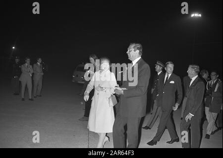 Königin Juliana und Prins Bernhard verlassen Schiphol nach Thailand und Indonesien Datum: 23. August 1971 Ort: Noord-Holland, Schiphol persönlicher Name: Beatrix, Prinzessin, Claus, Prinz, Juliana (Königin Niederlande) Stockfoto