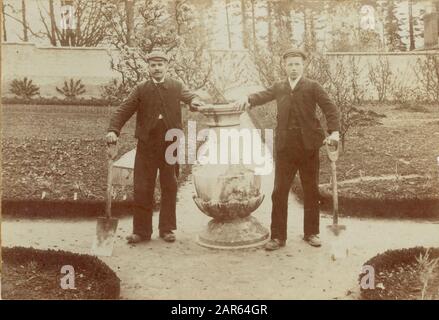 Die Edwardian-Gärtner der Gruppe posieren zusammen für ein Foto auf einem Weg in einem gepflegten ummauerten Küchengarten eines großen Landhauses, das auf das Jahr 1909 in Großbritannien datiert ist Stockfoto