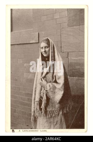 Originalpostkarte aus dem frühen 20. Jahrhundert mit dem Titel „A Lancashire Lass“. Die junge Frau trägt einen Schal, der zu dieser Zeit typisch für weibliche Mühlenangestellte ist. Großbritannien, um 1906 Stockfoto