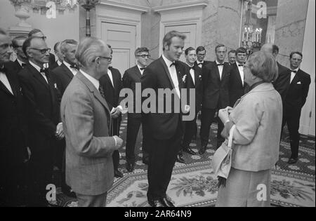 Königin Juliana erhält Delegation vom Internationalen Kongress der Sängergewerkschaften, Soestdijk Königin Juliana im Gespräch mit Mitgliedern eines norwegischen Chores Datum: 15. Juni 1971 Schlüsselwörter: Kongresse, Delegierungen, Königinnen, Chöre, Quittungen, Sänger persönlicher Name: Juliana (Königin Niederlande) Stockfoto