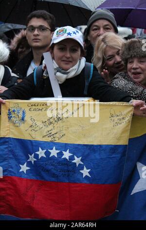 Madrid, MA - 25.01.2020: Juan GUAIDO-TREFFEN IN MADRID - Juan Guaido, Interimspräsident von Venezuela, trifft an diesem Samstag auf eine Menge Venezolaner, die im Zentrum von Madrid auf ihn warteten (25). (Foto: Adenilson Miguel/Fotoarena) Stockfoto