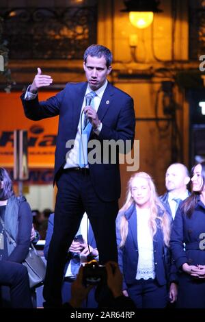 Madrid, MA - 25.01.2020: Juan GUAIDO-TREFFEN IN MADRID - Juan Guaido, Interimspräsident von Venezuela, trifft an diesem Samstag auf eine Menge Venezolaner, die im Zentrum von Madrid auf ihn warteten (25). (Foto: Adenilson Miguel/Fotoarena) Stockfoto