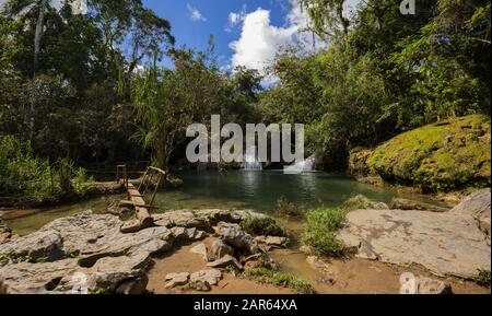 Ein See und kleine Wasserfälle in den Bergen von Topes de Collantes, Kuba Stockfoto