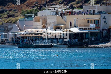 Akrotiri, Griechenland - 19. Juli 2019: Der seeseitige Sitzbereich des Restaurants Dolphins am Meer Stockfoto