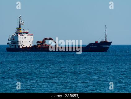 Akrotiri, Griechenland - 19. Juli 2019: Das griechische Cargo-Schiff Madares verankerte vor Santorini in den Gewässern der ägetischen See Stockfoto