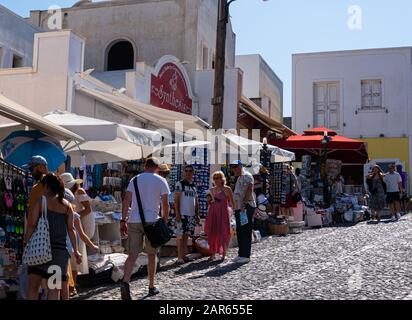 Fira, Griechenland - 19. Juli 2019: Die Fassade des Synthesis Souvenirshops an der Miropoleos Straße Stockfoto