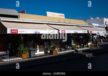 Fira, Griechenland - 19. Juli 2019: Die Fassade eines Café-Restaurants auf 25is Martiou Stockfoto