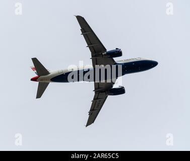 Heathrow, Großbritannien - 03. August 2019: British Airways Airbus A319-131 Registrierung G-EUPG, Flugnummer BA434 startet am Flughafen Heathrow Stockfoto