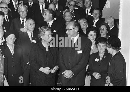 Königin Juliana empfängt Mitglieder des Kongresses über Tuberkulose im Palast Soestdijk Datum: 5. Oktober 1967 Schlüsselwörter: Queens, Receipts, Palaces persönlicher Name: Juliana (Königin Niederlande) Institutionenname: Paleis Soestdijk Stockfoto