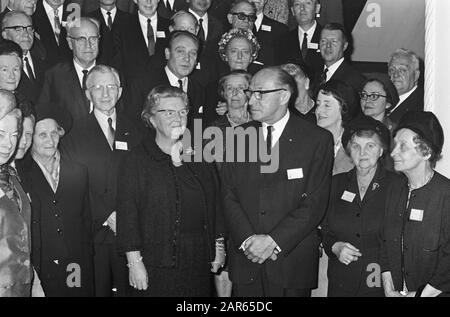 Königin Juliana empfängt Mitglieder des Kongresses über Tuberkulose im Palast Soestdijk Datum: 5. Oktober 1967 Schlüsselwörter: Queens, Receipts, Palaces persönlicher Name: Juliana (Königin Niederlande) Institutionenname: Paleis Soestdijk Stockfoto