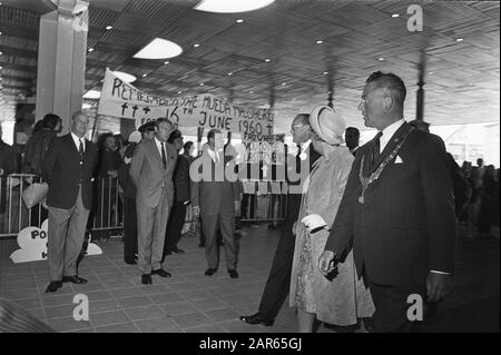 Königin Juliana eröffnet zweiten Welternährungskongress der FAO im Kongresszentrum, Den Haag; Königin Juliana geht mit Bannern an Jugendlichen vorbei, außerhalb des Datums: 16. Juni 1970 Ort: Den Haag, Zuid-Holland Schlüsselwörter: CONGENTORS, JUGEND, Banner, Königinnen, Eröffnungen persönlicher Name: Juliana (Königin Niederlande) Stockfoto