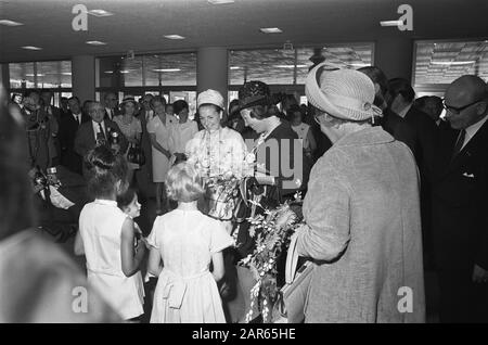 Königin Juliana eröffnet den 2. Welternährungskongress der FAO im Kongresszentrum, den Haag; NR. 26A, NR. 27, 28 Jugendliche Zeichen außerhalb Datum: 16. Juni 1970 Ort: Den Haag, Zuid-Holland Schlüsselwörter: KONGRESSZENTREN, JUGEND, Königinnen, Eröffnungen persönlicher Name: Juliana (Königin Niederlande) Stockfoto