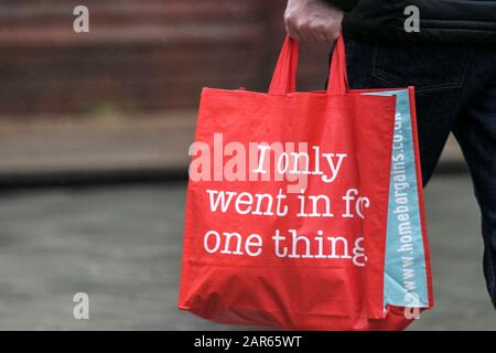 Ich war nur für eine Tasche da, Home Bargains Shopping Bags, Preston, Großbritannien Stockfoto