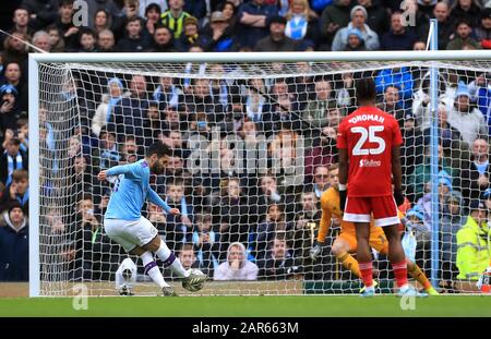 Der Ilkay Gundogan von Manchester City erzielt vom Strafpunkt aus das erste Tor seiner Seite beim vierten Spiel im Etihad Stadium, Manchester, im FA Cup. Stockfoto