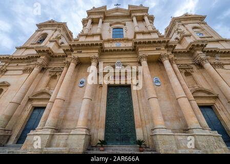 Hauptfassade der Kathedrale von Noto, die dem heiligen Nikolaus von Myra in Noto, Provinz Syrakus auf der Insel Sizilien in Italien gewidmet ist Stockfoto