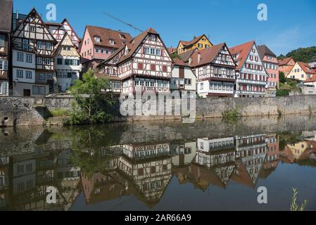 Schwäbisch Hall, Deutschland - 25. Juli 2019; Blick auf die Stadt mit Fachwerk am Ufer einer touristischen Stadt an der romantischen Straße in Bayern Stockfoto