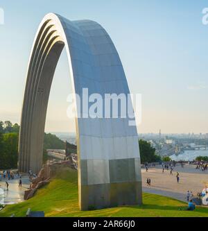 Die Menschen die Freundschaft Arch ist ein Monument in Kiew, Ukraine. Skyline von Podol im Hintergrund Stockfoto