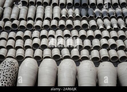 Handgefertigte Becher und Vasen, die vor der schwarzen Keramik der Marginea Werkstatt auf der Sonne trocknen, berühmt für ihre uralte Brenntechnik in Marginea, Rumänien Stockfoto