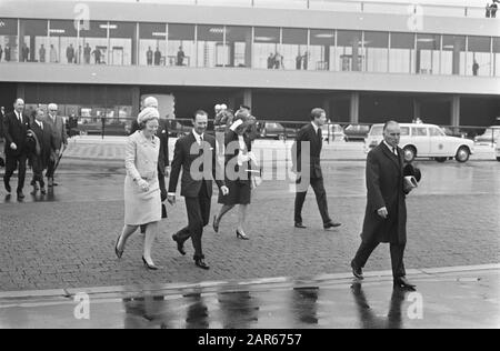 Königlicher Besuch in Zeeland. Großfürst und Herzogin zusammen mit Prinzessin Beatrix und Prinz Claus auf dem Weg zum Flugzeug Datum: 14. September 1967 Ort: Zeeland persönlicher Name: Beatrix, Prinzessin, Claus, Prinz Stockfoto