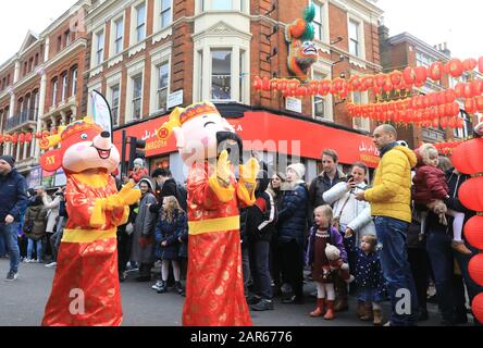 Das chinesische Neujahr 2020 wird in London mit der jährlichen Parade gefeiert, die das Jahr der Ratte. In England, Großbritannien, einbringt Stockfoto