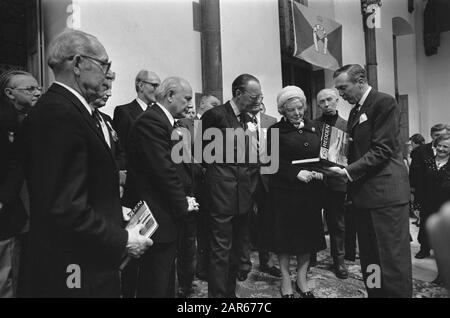 Königliches Paar an der Rezeption in Ridderzaal t.g.v. 150-Ja-Jubiläum KNZHRM und KZHMRS Datum: 14. November 1974 Stichwörter: Quittungen, Jubiläen Personenname: KZHMRS, Ridderzaal Stockfoto