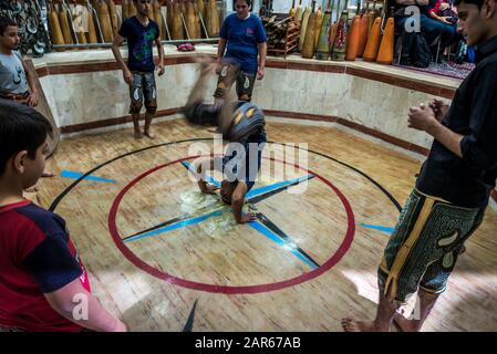 Iranische Männer und jungen, die Ausbildung in Zoorkhaneh (Haus der Stärke), traditionelle Gymnasium in Yazd Stadt, Hauptstadt von Yazd Provinz vom Iran Stockfoto