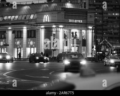 Moskau, Russland - 17. Januar 2020: Festliche LED-Beleuchtung des Neujahrs an der Fassade des Gebäudes am Taganskaja-Platz. Autos fahren auf der Straße A Stockfoto