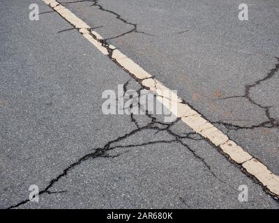 Achtung Risse in der Straße Stockfoto