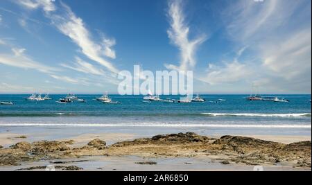 Boote und Segelboote Moorierten auf Blauem Wasser Stockfoto