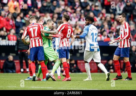 Wanda Metropolitano Stadium, Madrid, Spanien. Januar 2020. La Liga Football, Atletico de Madrid gegen Leganes; Verlockt den Ball, während das Spiel körperliche Anerkennung erhält: Action Plus Sports/Alamy Live News Stockfoto