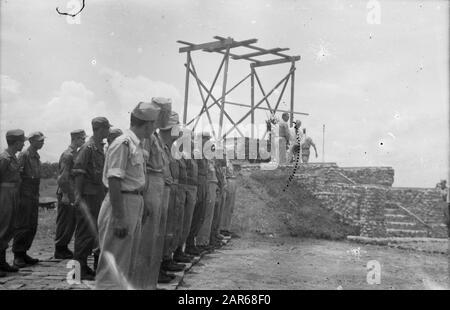 Trauerfeier auf dem Ehrenfeld Kembang-Koening (Surabja) Kranz bei Denkmal Datum: 1947/03/01 Ort: Indonesien, Niederländisch-Ostindien Stockfoto
