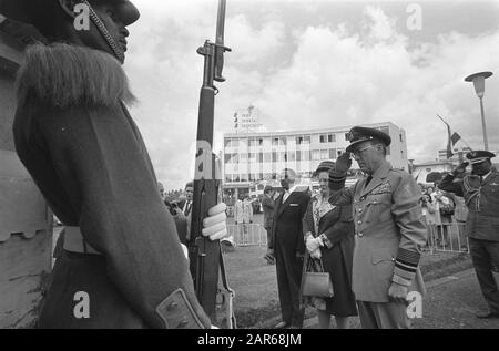 Staatsbesuch Königsfamilie in Äthiopien Kranzniederlegung durch Königin Juliana und Prinz Bernhard am Siegesdenkmal Datum: 27. Januar 1969 Schlüsselwörter: Kriegsdenkmälern Personenname: Bernhard (Fürst Niederlande), Juliana (Königin Niederlande) Stockfoto