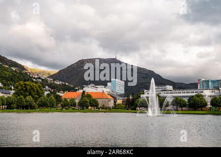 Editorial 09.03.2019 Bergen Norwegen Der 643 Meter hohe Ulriken-Berg im Hintergrund der Stadt Stockfoto