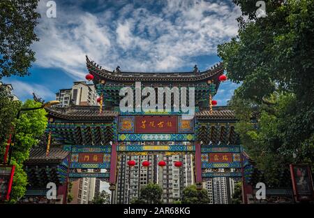 Chongqing, China - August 2019: Traditionelle Tore zur Altstadt am Stadtrand von Chongqing Stockfoto