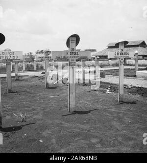 Kreuze auf Gräbern verstorbener niederländischer Soldaten in Tjilitan Airport Annotation: Ausgestellt sind die Gräber von K. Chair res. 1e Leutnante 1-8 RI, d.B. 22-4-1913 Über 20-3-1946; G.H. Volkers sld 1-8 RI geb 21-11-1921 und 17-3-1946 Datum: September 1947 Ort: Indonesien, Niederländische Ostindien Stockfoto