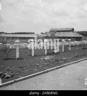 Kreuze auf Gräbern verstorbener niederländischer Soldaten am Flughafen Tjilitan Anmerkung: Ausgestellt sind die Gräber von E. Verdam, Corp 5-1-2 RI geb 21-4-1920, Overl 18-5- 1946; J.J. Beerta sld 1. Klasse 5-1-II RI geboren 19-1-1922 und 18-5-1946; P. Bergman sld 5-1-II RI gebe 3-2-1922 und 18-5-1946; G. Visser sld 5-1-II RI geboren 28-4-1923 und 18-5-1946 T.J. v.d. Brink, sld 5-1-II RI b 31-5-1946 26 und 18-5-1946. M. J. Diepeveen geboren 19-12-1921 und 18-5-1946. Soldaten, die von einer Patrouille getötet wurden, ambuschierten bei Pesing. Sie wurden am 21. Mai 1946 begraben Datum: September 1947 Ort: Indonesien, Niederländisch-Ostindien Stockfoto