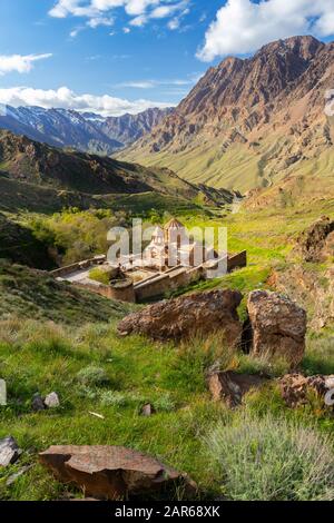 Blick auf das St. Stephanos Kloster und die umliegenden Berge. Stockfoto